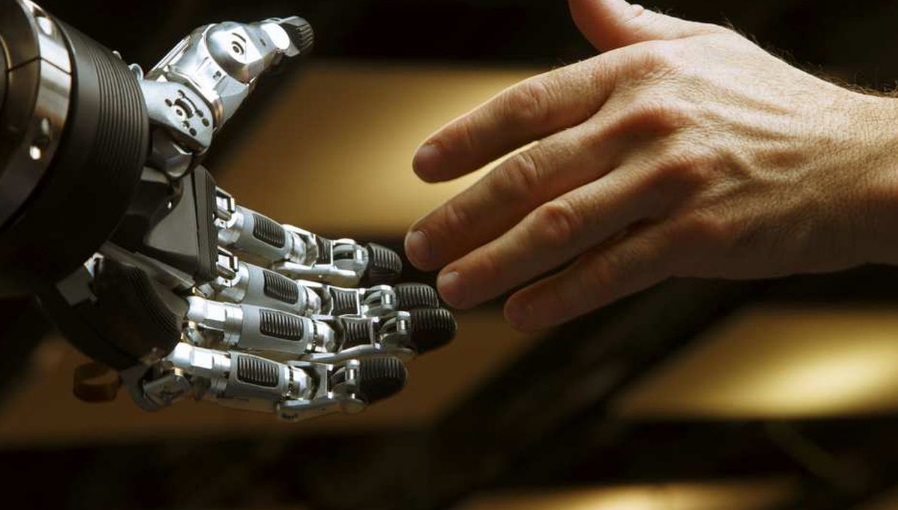 Main de robot et d'humain