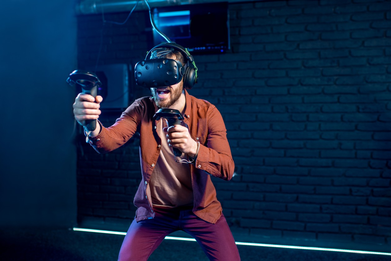 Homme jouant au jeu avec casque de réalité virtuelle